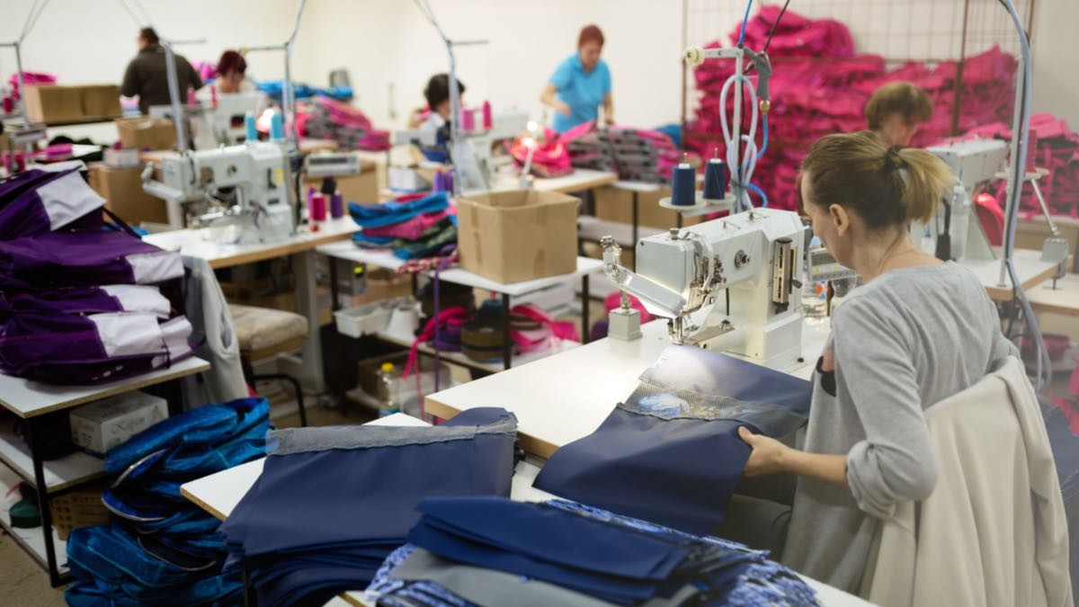 Urge contratar 100 operarios para importante empresa textil: jornada completa y 1.300 euros al mes