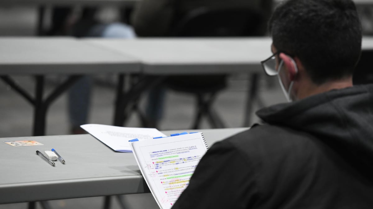un opositor haciendo un examen