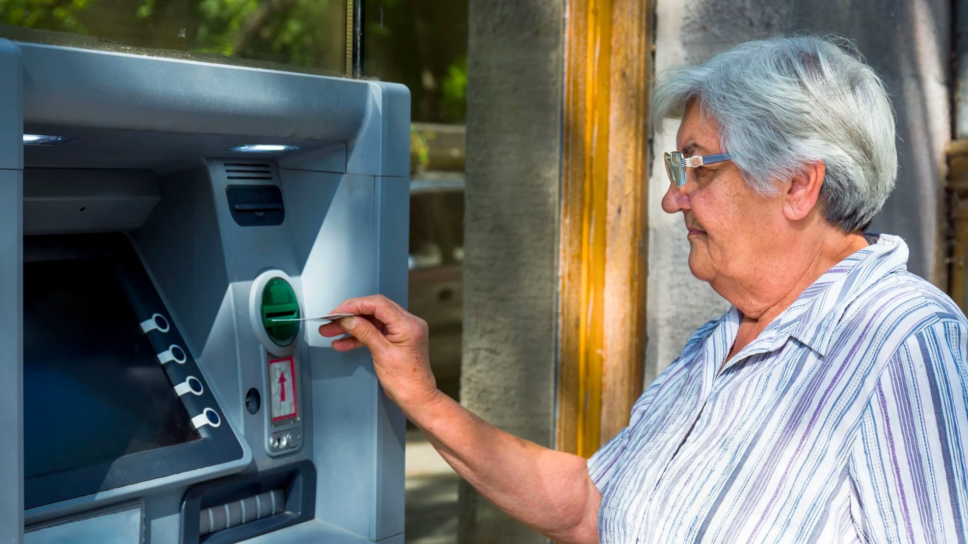 Las entidades bancarias que cobran a los mayores de 65 años hasta 104 euros solo por tener una cuenta