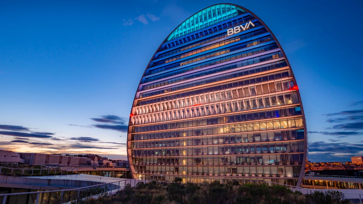 Sede BBVA al anochecer