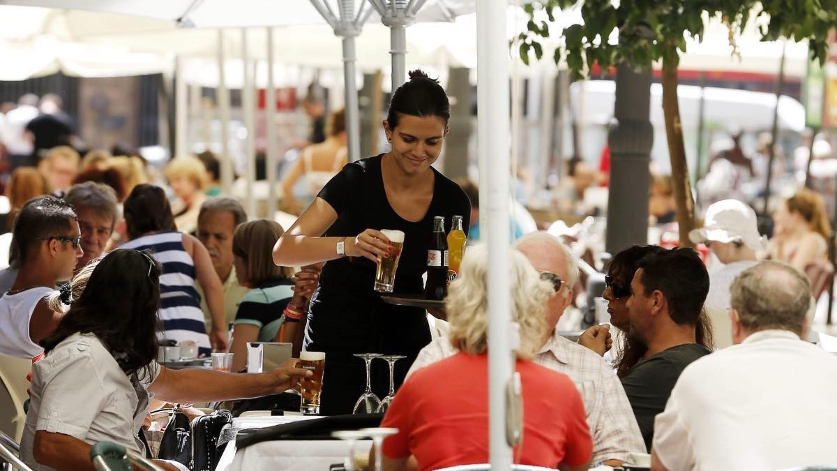 El salario medio que gana un español según su sexo, edad y región