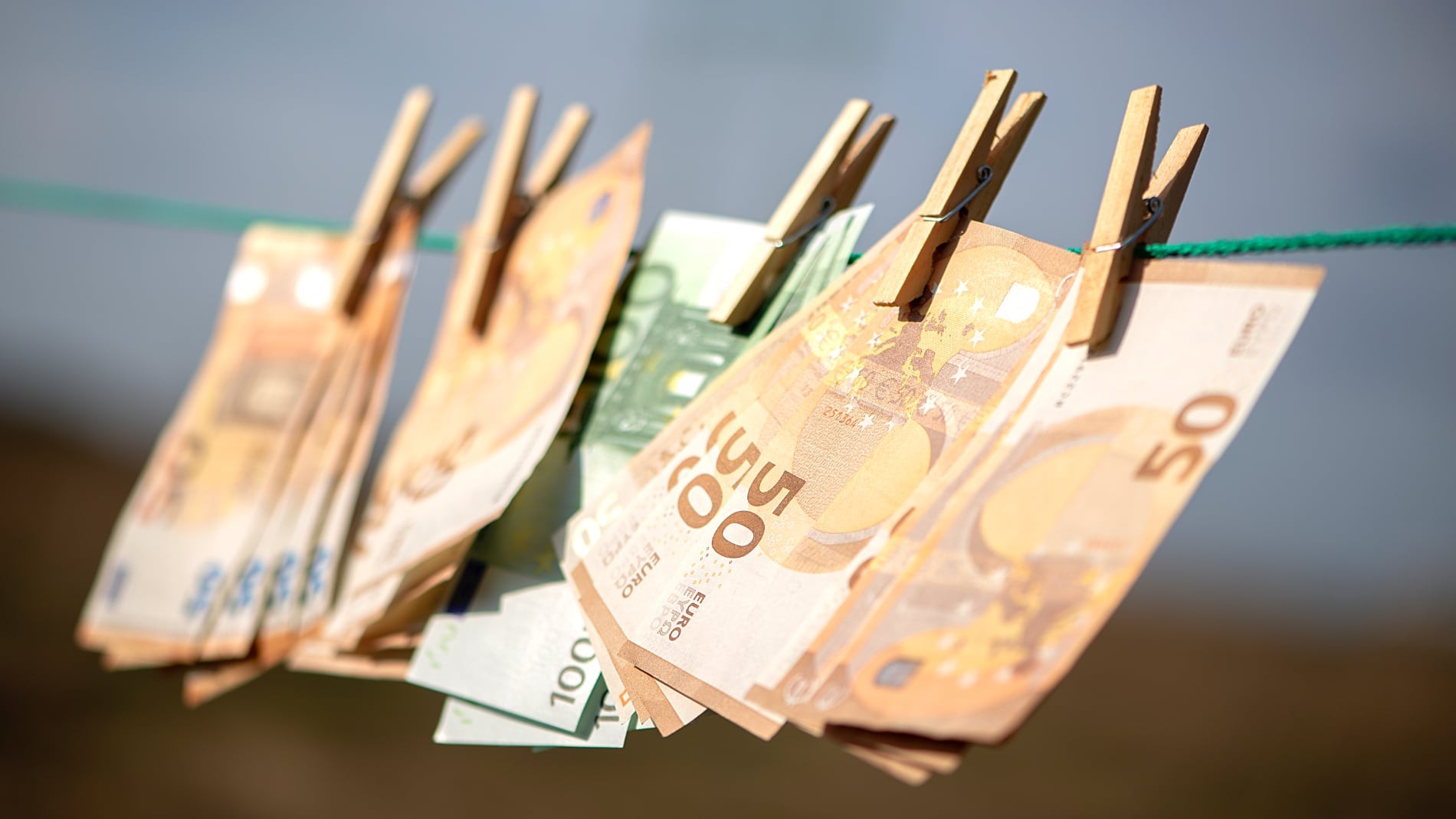 Billetes de euros tendidos
