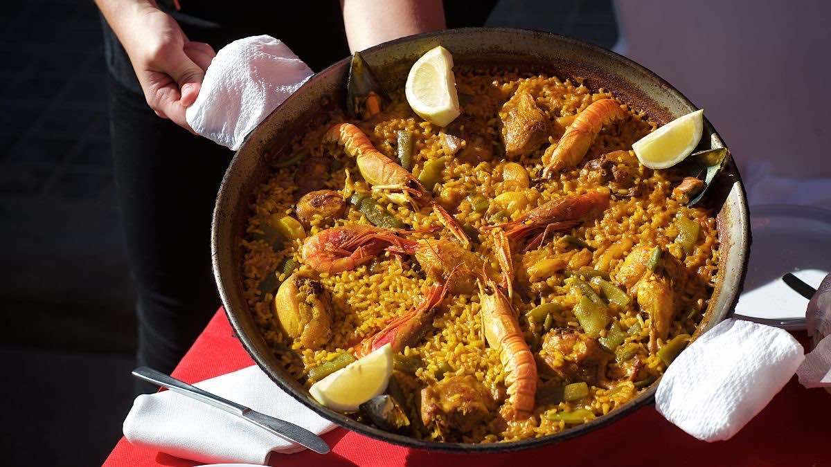 Ir a un restaurante sin pagar de más: 10 malas prácticas que afectan al bolsillo según la OCU