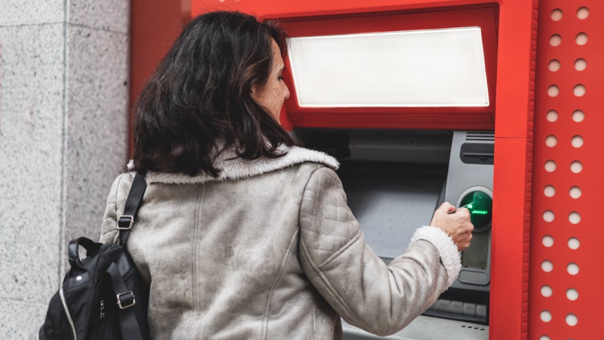 Los bancos que van a empezar a cobrar 100 euros a los jubilados solo por tener una cuenta