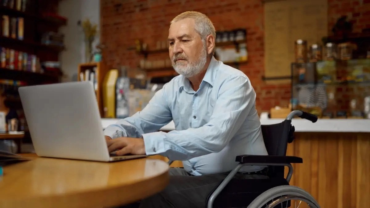 Estas son las ayudas que puedes cobrar si te quitan la incapacidad permanente