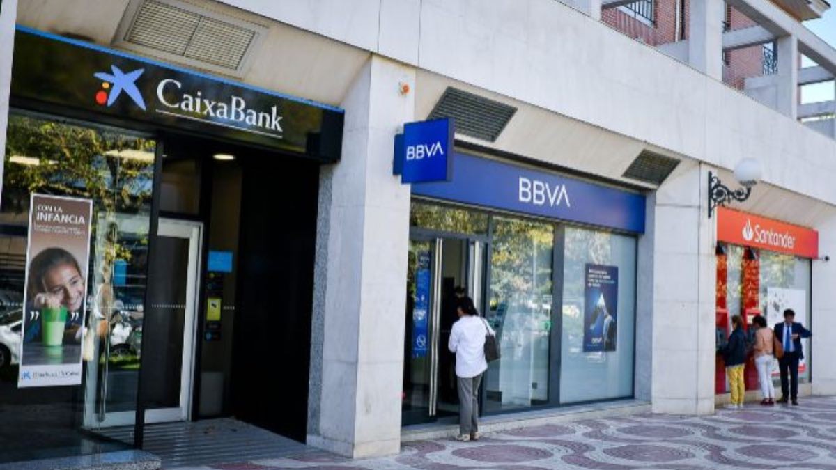 El máximo de dinero que puedes retirar del cajero automático según cada banco