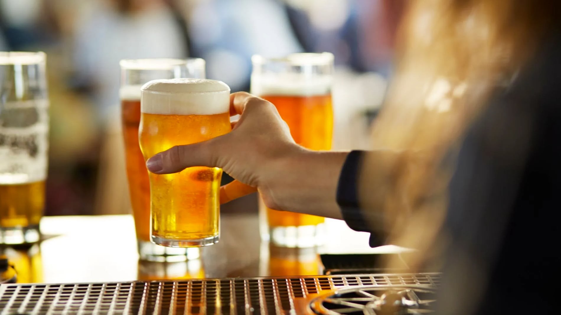La OCU lanza una advertencia a los que beben cerveza con limón: "no es lo que parece"