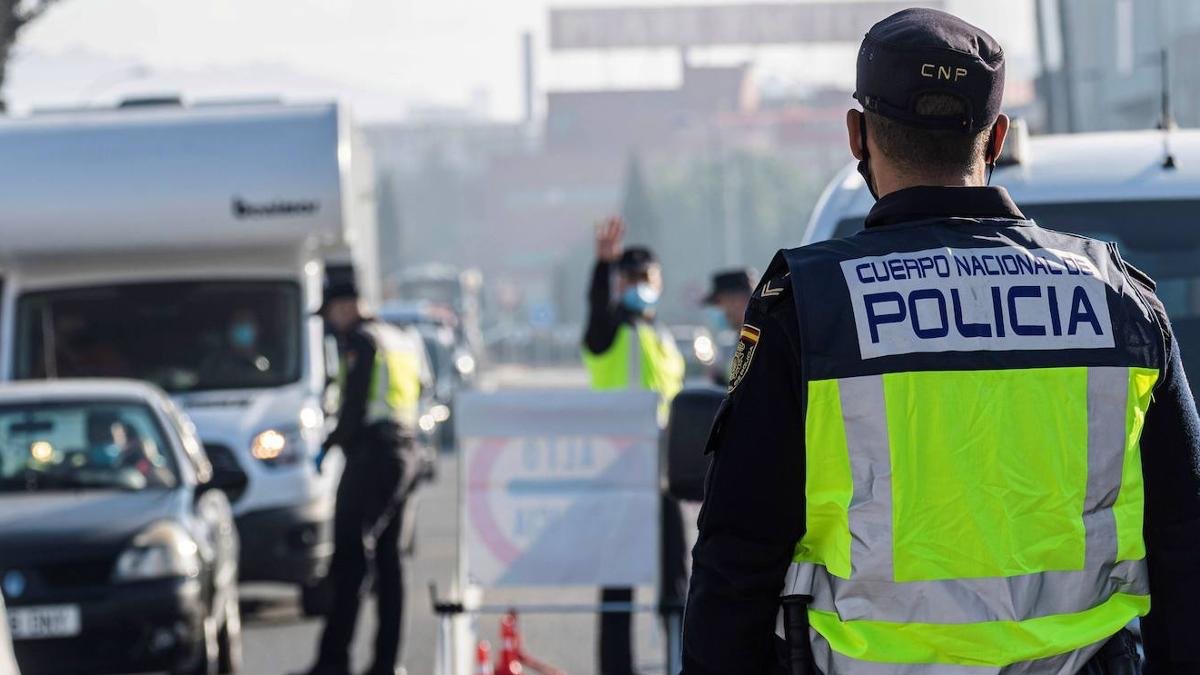 Así debes reaccionar si te paran en un control en carretera, explicado por la propia Policía Nacional