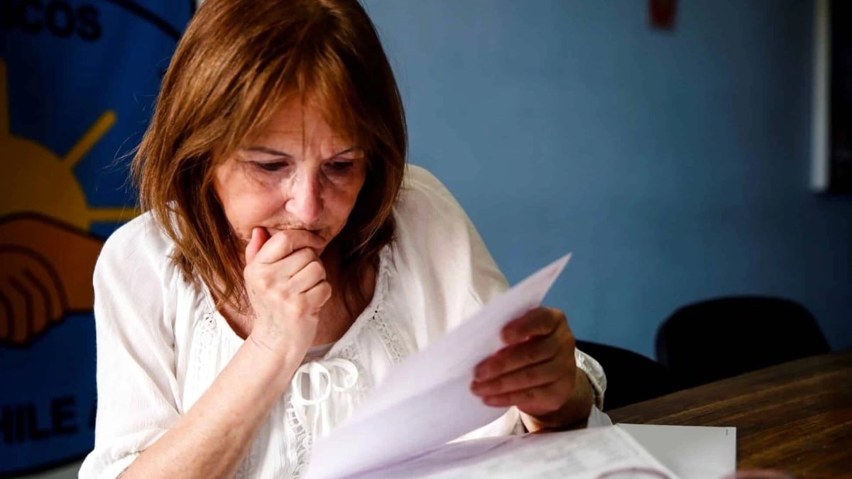 mujer consulta pensión de jubilación