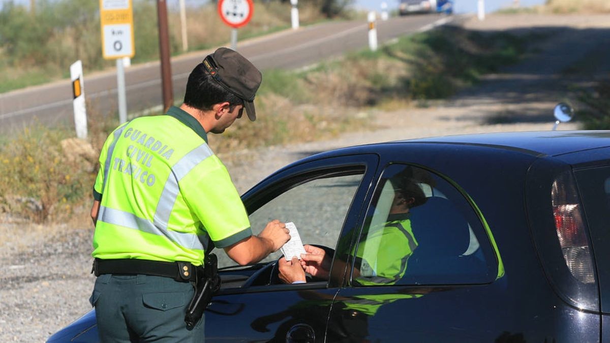 La multa de la DGT que no perdona: 500€, pérdida de puntos y 6 años de cárcel