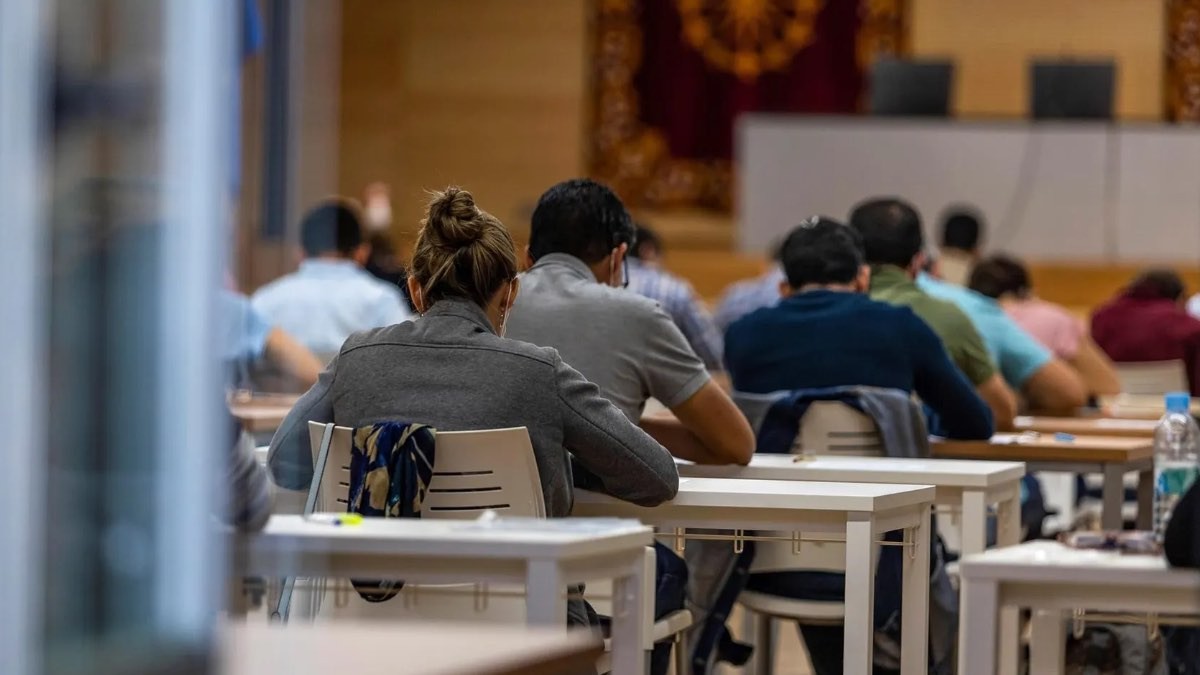 Oportunidad para ser funcionario en Madrid: convocan oposiciones para 295 administrativos