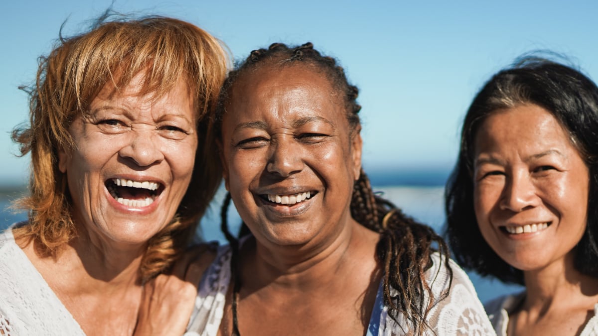 pensionistas felices en la playa