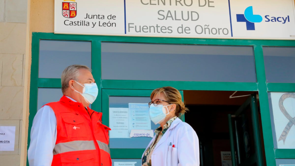 sanitarios en la puerta de un centro médico de Sacyl