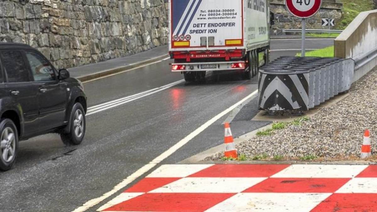 ¿Qué son las señales damero y cuál es la multa de la DGT por desobedecerlas?