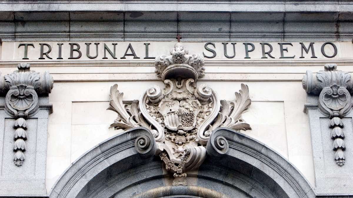 El Tribunal Supremo da la razón a los trabajadores en excedencia por cuidado de hijos: ¿se guarda el puesto?