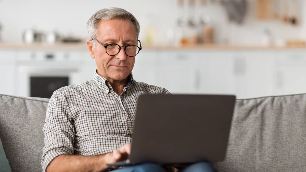 un trabajador consulta la edad de jubilación
