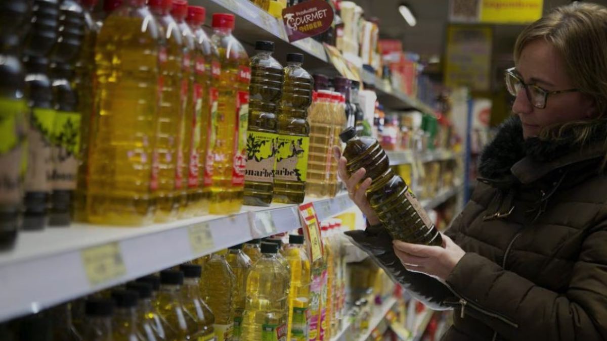 El aceite de oliva de El Corte Inglés 14 euros más caro en España que en Portugal