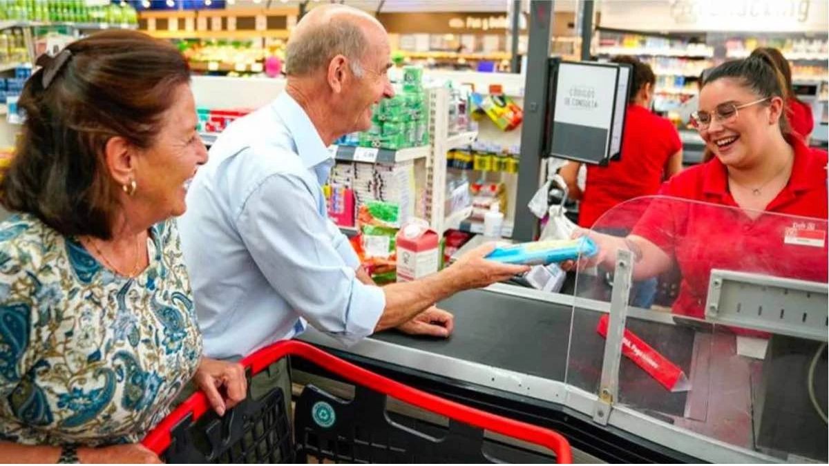 Supermercados DIA busca personal y ofrece sueldo de más de 1.300 euros y tres pagas extra