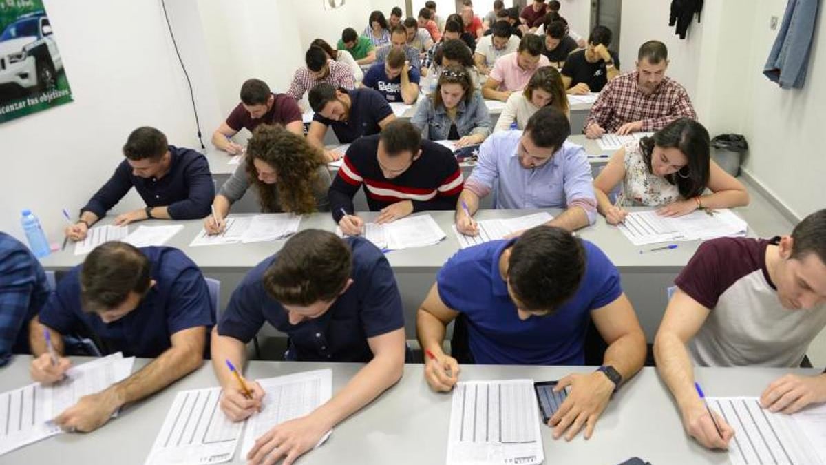 varias personas haciendo un examen de oposición