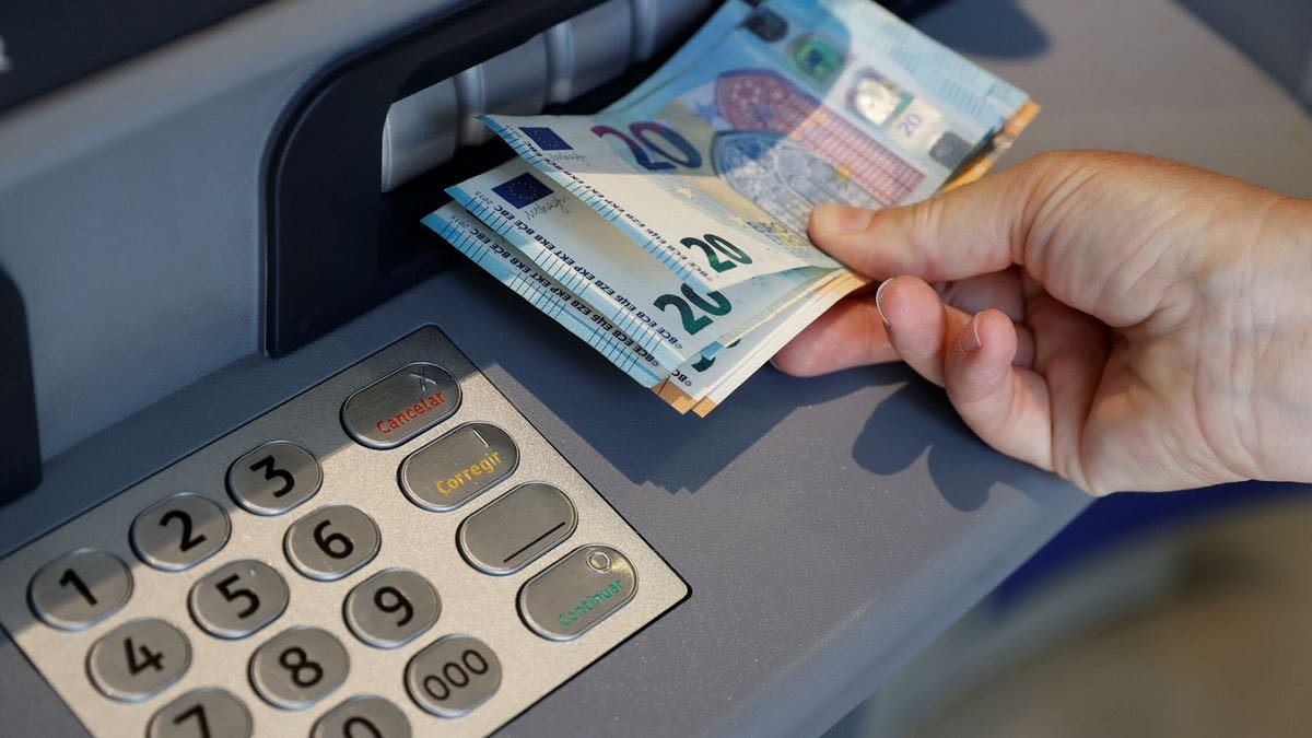 La inflación obliga a los hogares españoles a retirar más depósitos bancarios que nunca