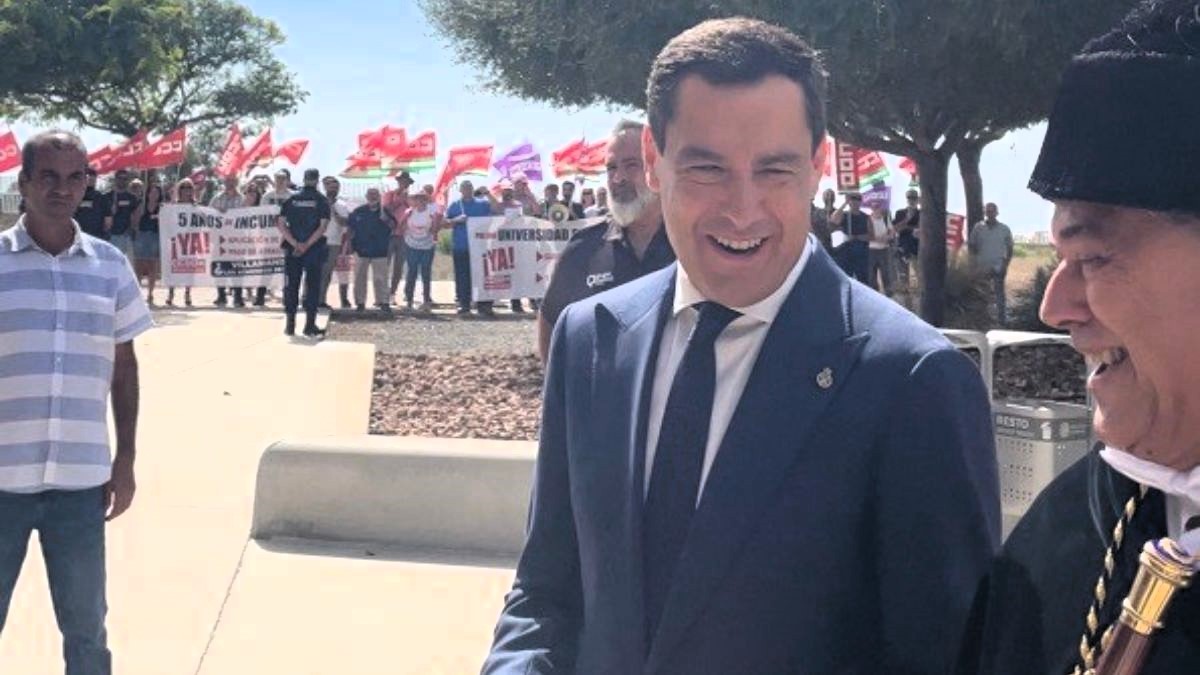 Juanma Moreno abucheado por los sindicatos antes de inaugurar el curso académico universitario