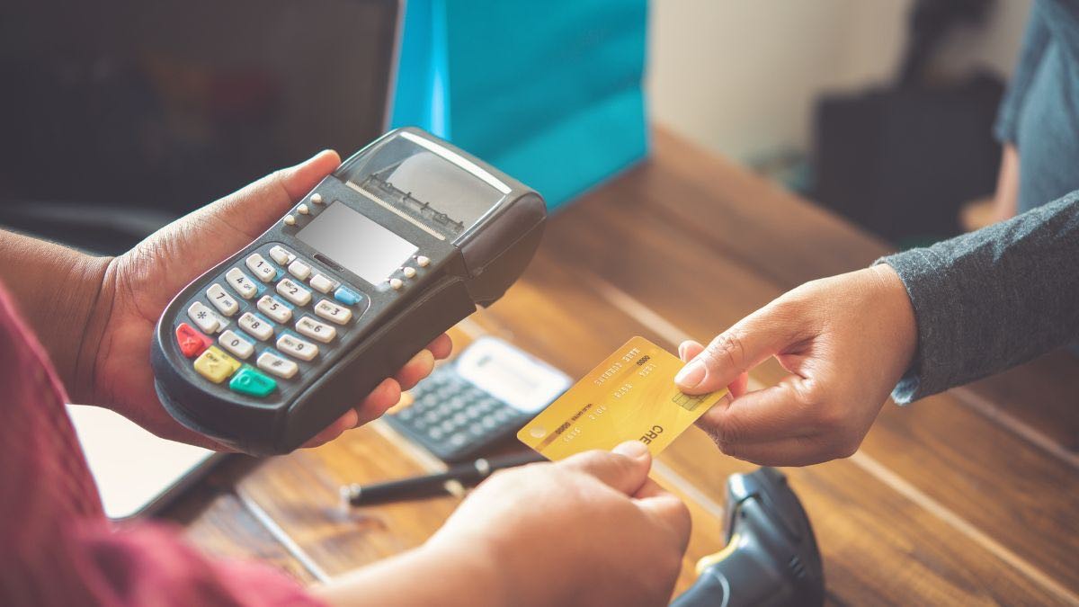 Así utilizan los bancos las tarjetas de débito, el medio de pago preferido por los españoles