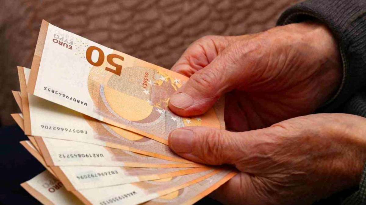 pensionista sostiene billetes de 50 euros