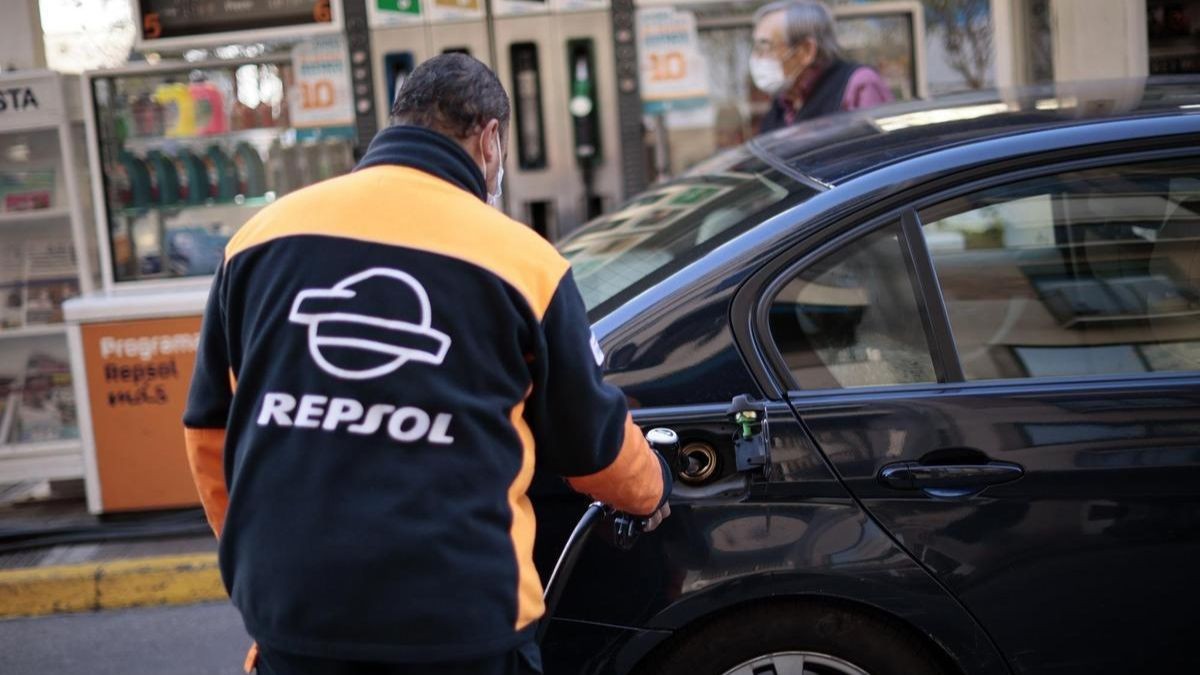 La OCU alerta de una subida del 30% en el precio de la gasolina y diésel: dónde repostar barato