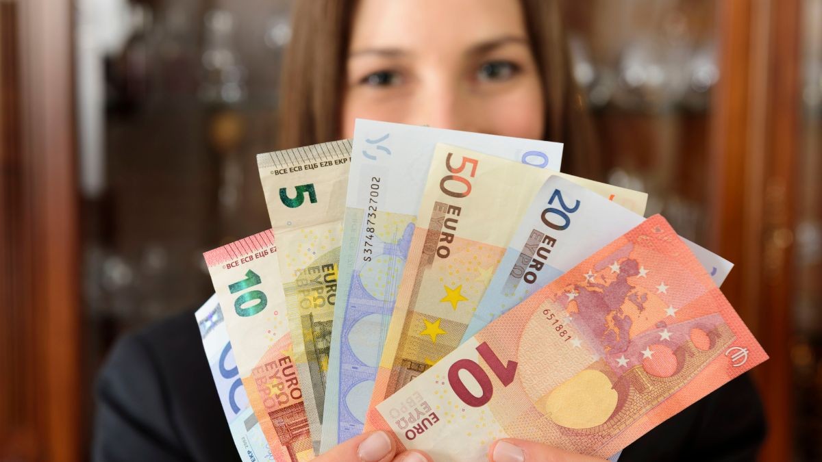 Revolut pagará con dinero en efectivo por domiciliar la nómina