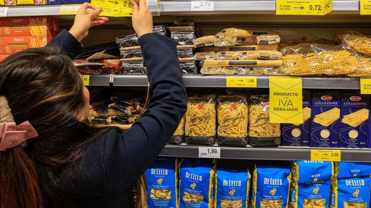 Casi la mitad de los productos con rebaja del IVA han subido de precio en 2023