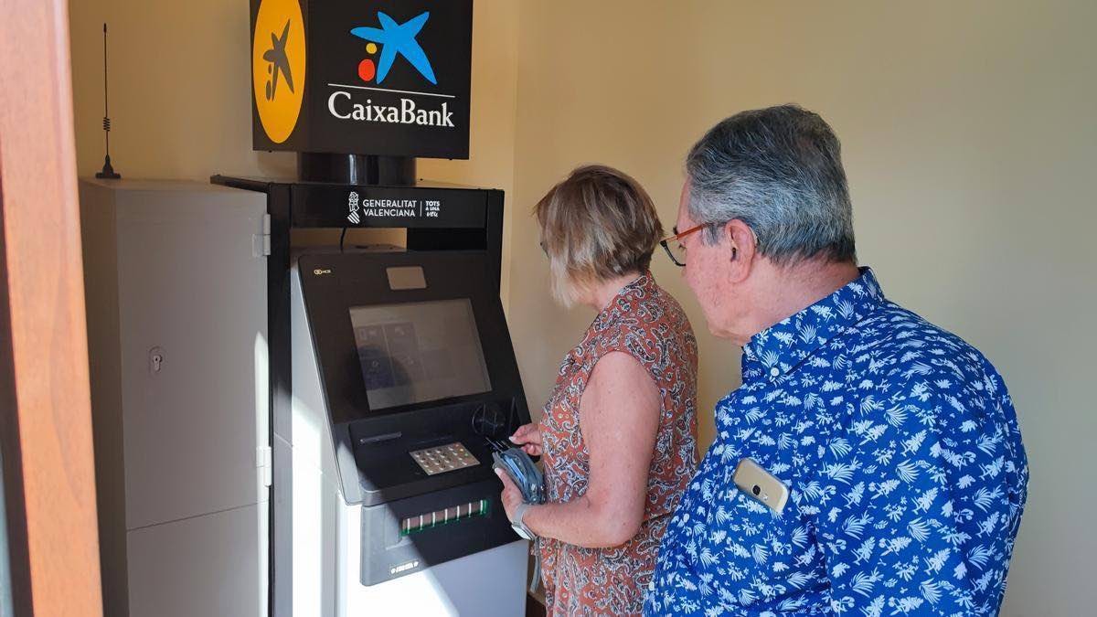 Caixabank y BBVA cambian sus cajeros automáticos: así afecta a los usuarios