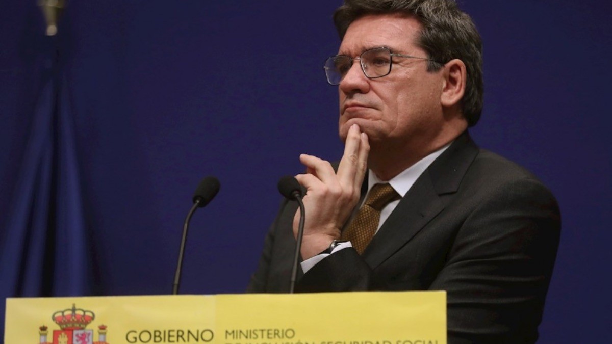 La fórmula de Escrivá para asegurar el sistema de pensiones hasta 2050: ¿más cotizaciones?