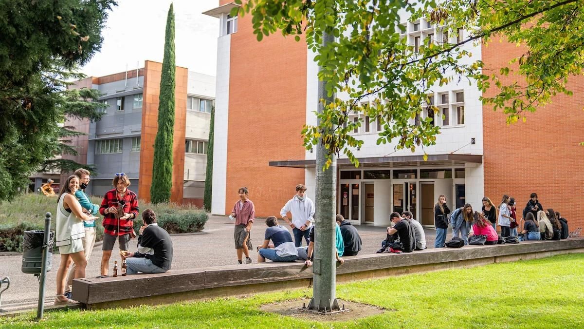 La beca de 1.000 euros del Banco Santander para estos estudiantes: requisitos y plazo de solicitud