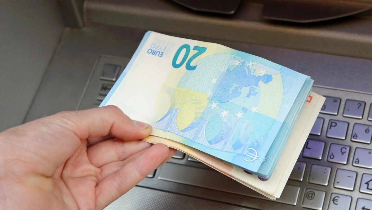¿Puede mi banco obligarme a sacar dinero del cajero automático?