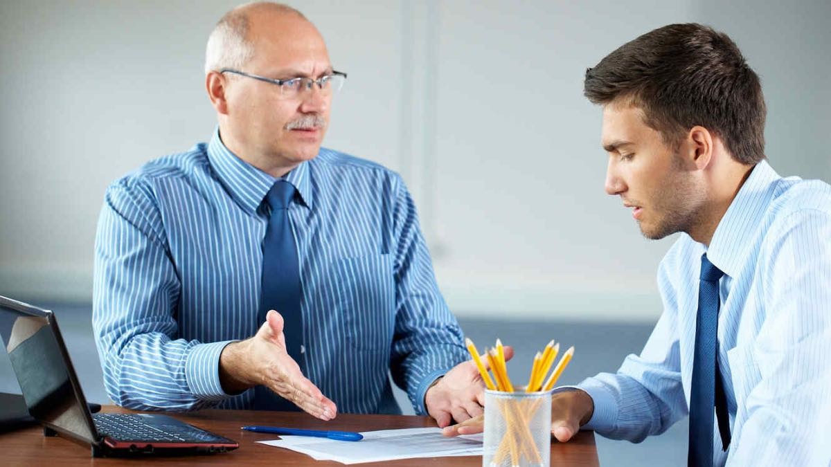Cómo comunicarse con un empleado correctamente cuando hay un problema