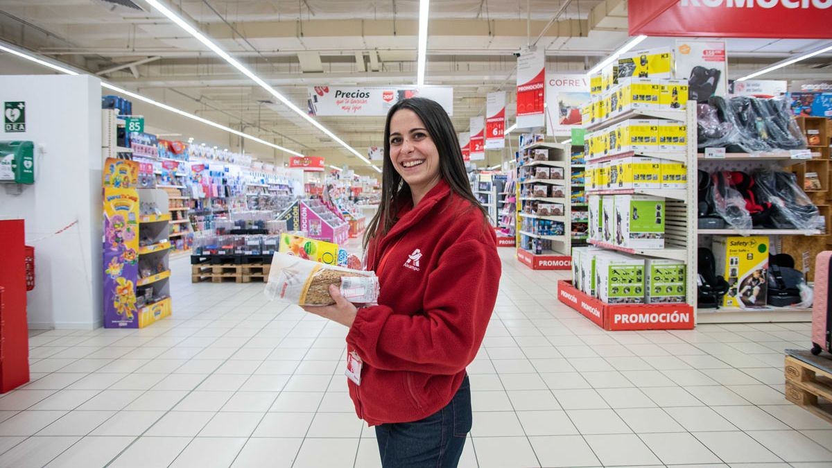 Alcampo ofrece un sueldo de 1.308 euros y busca personal de supermercado con empleo fijo