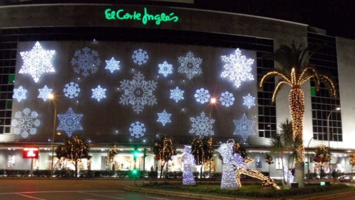 Sueldo de 1.300 euros: El Corte Inglés busca 5.800 empleados sin experiencia para la campaña de Navidad