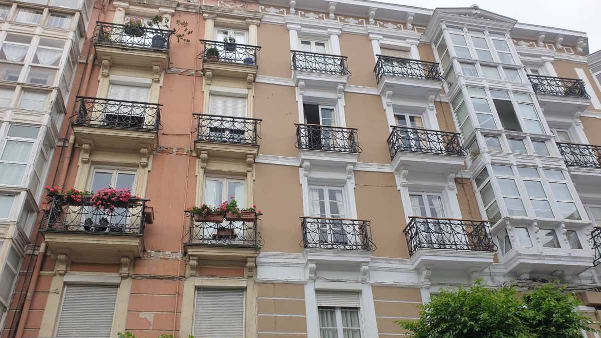 BBVA necesita vender estos chalets y pisos y los pone con descuento: desde los 23.300 euros