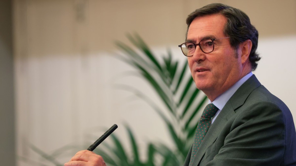 Subida del SMI: CEOE y CEPYME proponen subirlo hasta los 1.112,40 euros en 2024