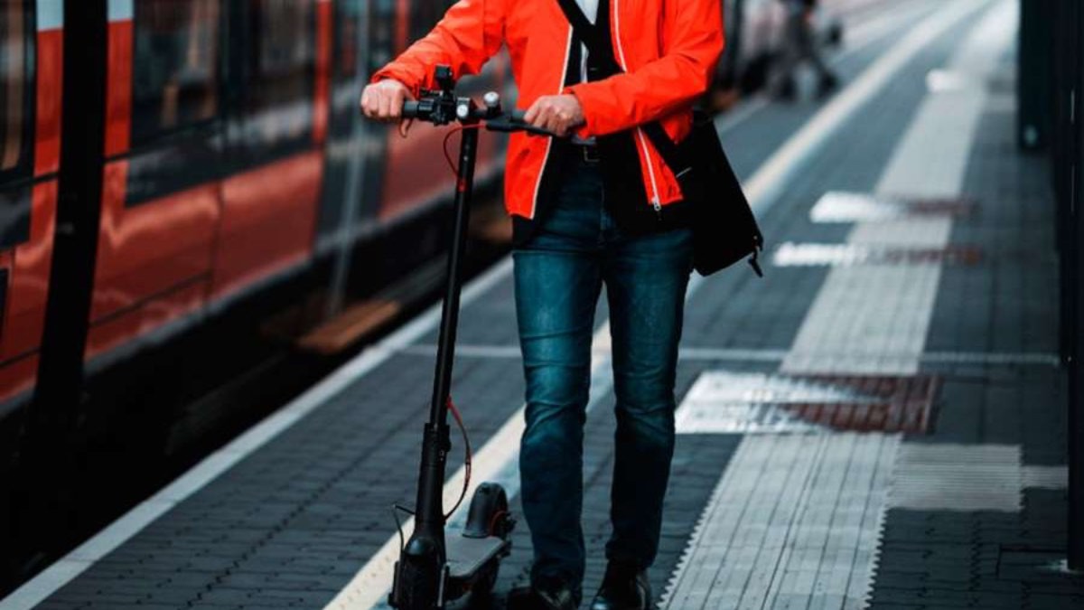 Renfe prohíbe viajar con patinetes eléctricos a partir de los próximos días ¿por qué?