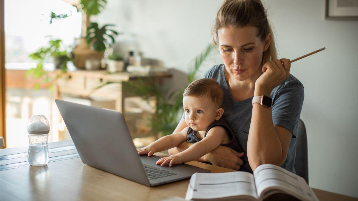 La beca de hasta 650 euros para madres estudiantes: requisitos y cómo pedirla