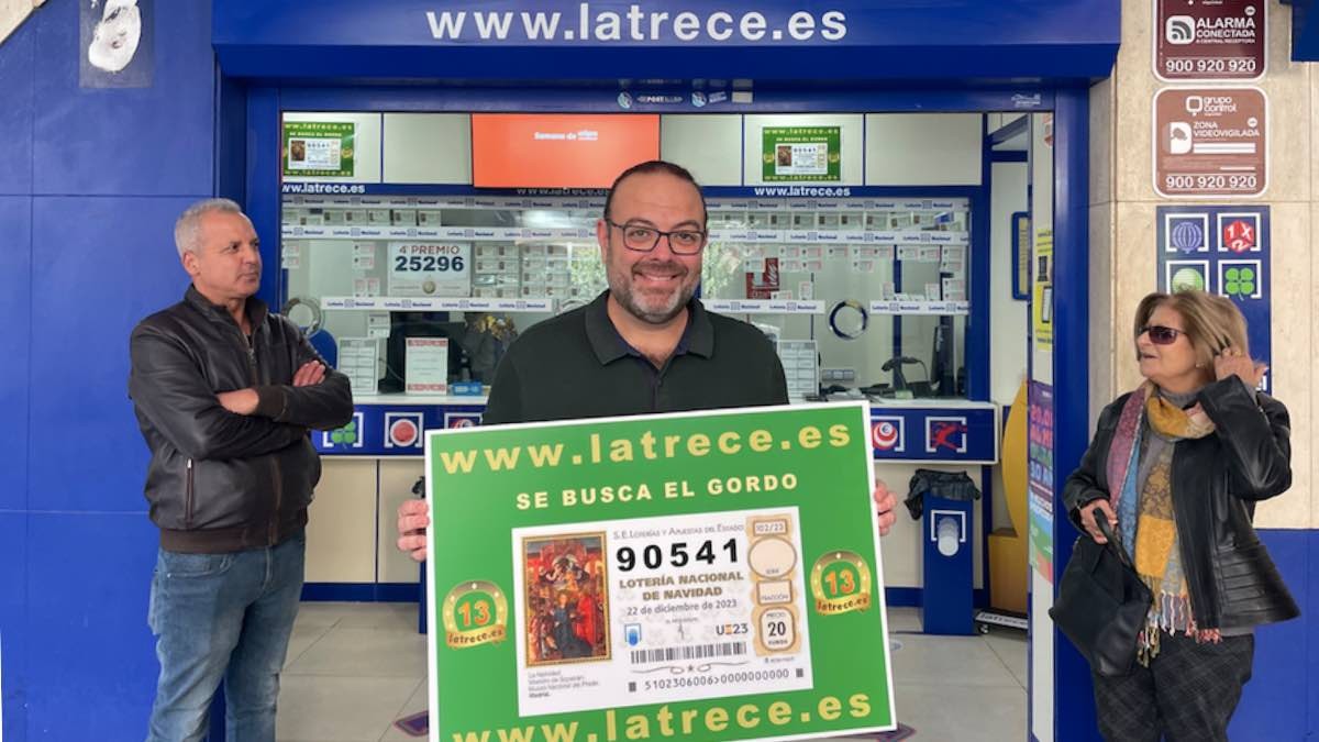 El lotero que esconde números de el Gordo en su barrio, lo hace este año también en el mar