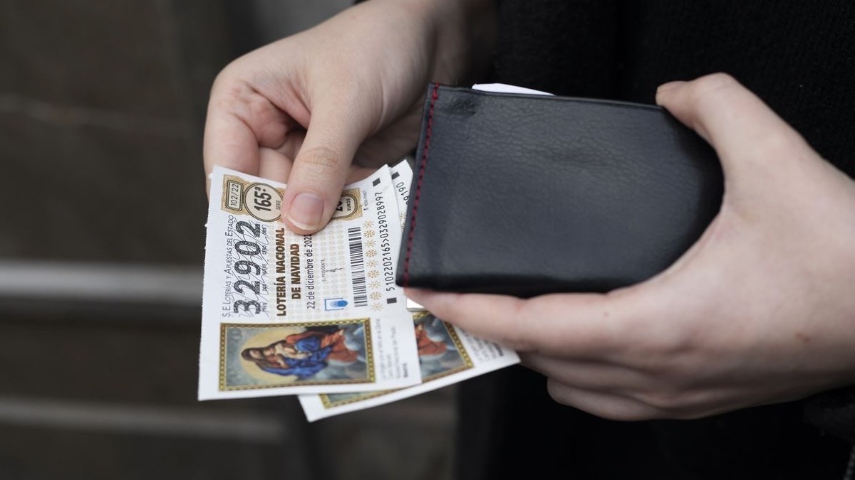 Cuidado con enviar fotos de los décimos de la lotería por WhatsApp: puedes lamentarlo