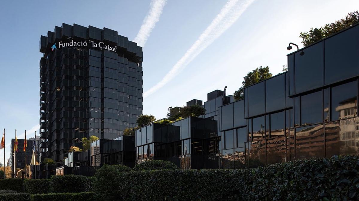 La Caixa tiene 100 becas para estudiar en el extranjero: te lo cubren todo durante 24 meses