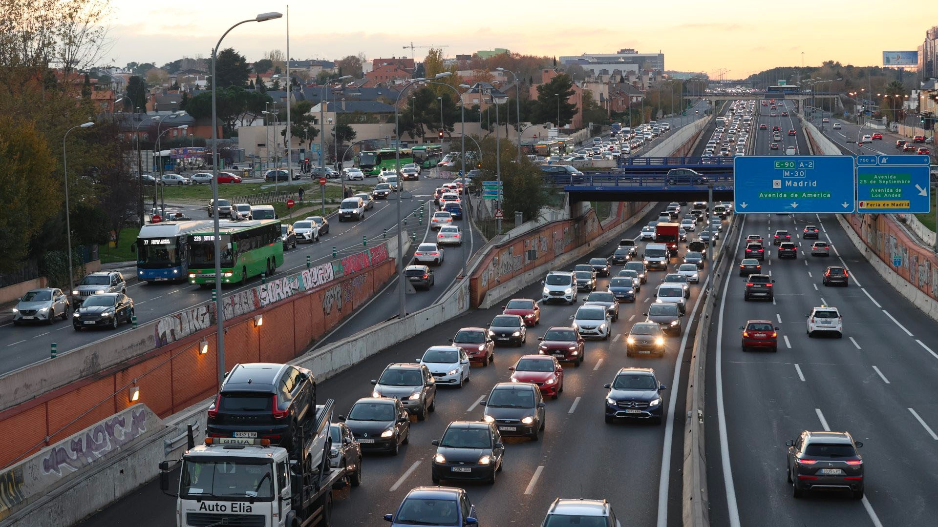 La DGT cambia la normativa a partir de enero de 2024: estos son los vehículos que no podrán circular por Madrid