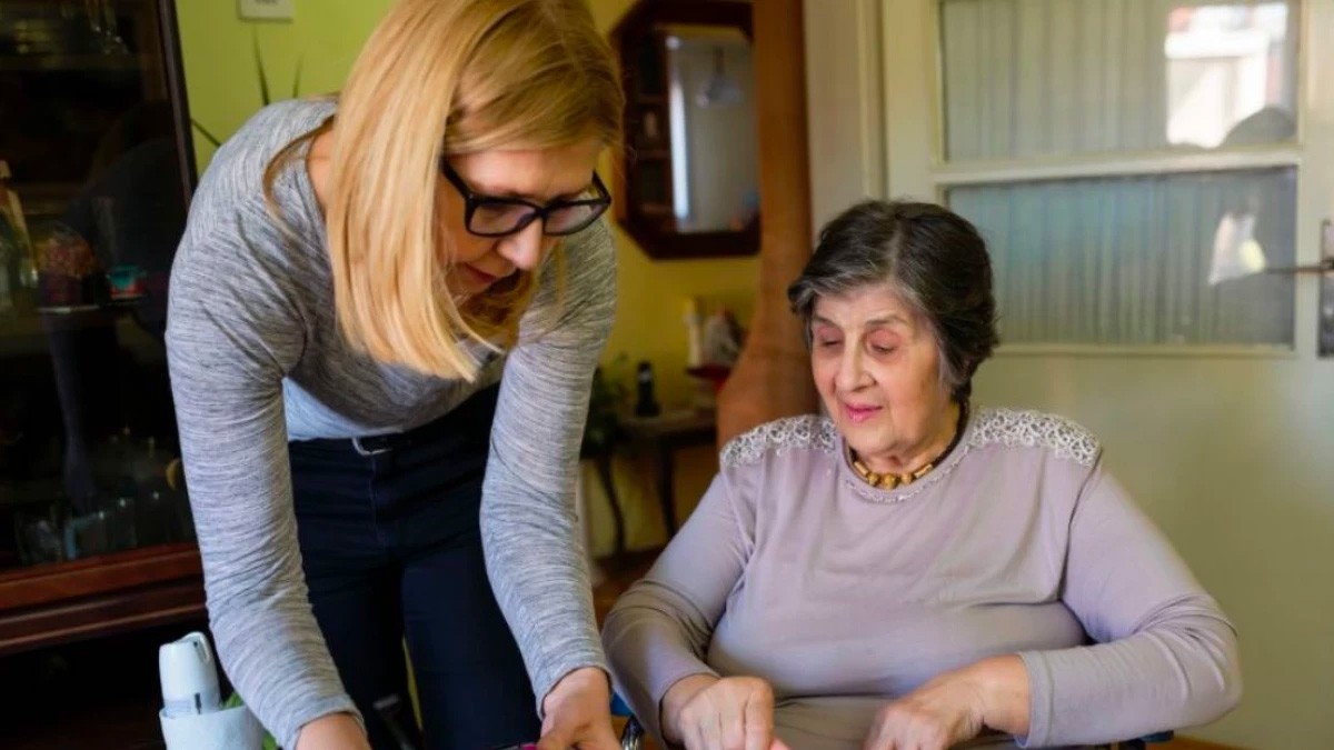 Sueldos de 1.300€: Clece y Cuideo necesita personal para cuidar a personas mayores en Navidad