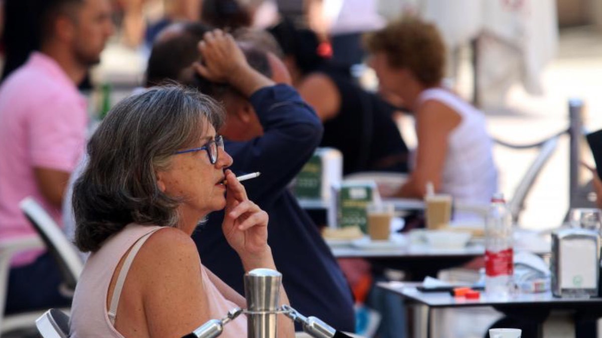 Sanidad reactiva el plan para prohibir fumar en terrazas y coches particulares