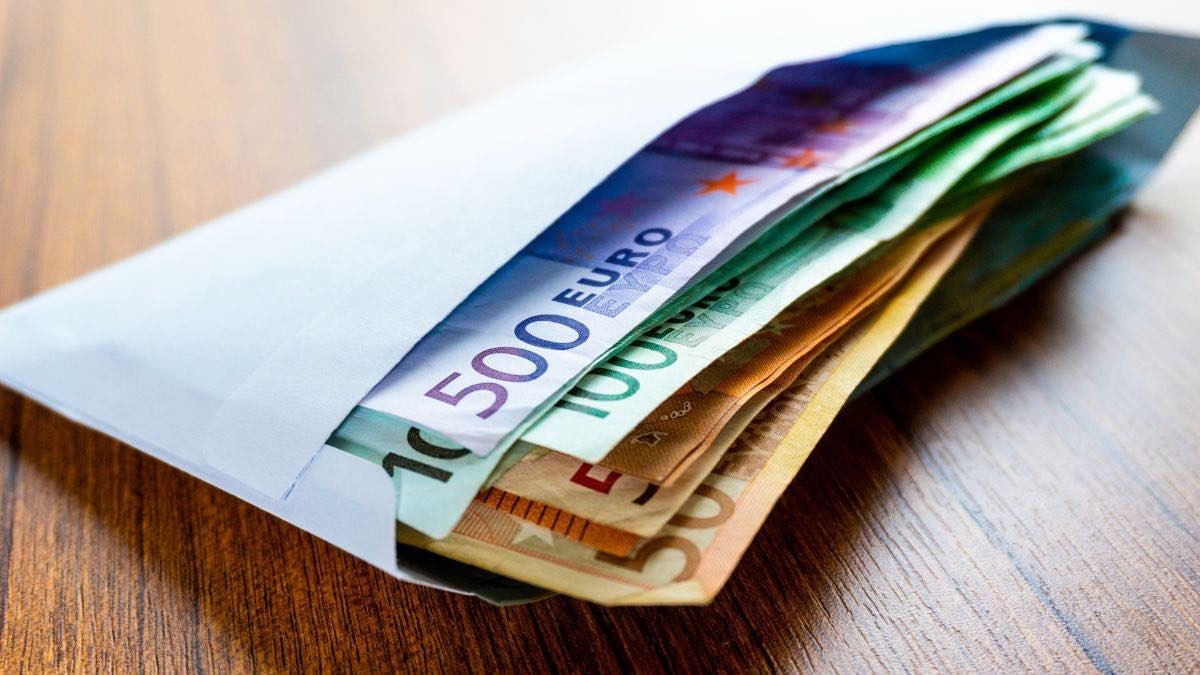 ¿Es legal pagar con dinero en efectivo la nómina de un trabajador?