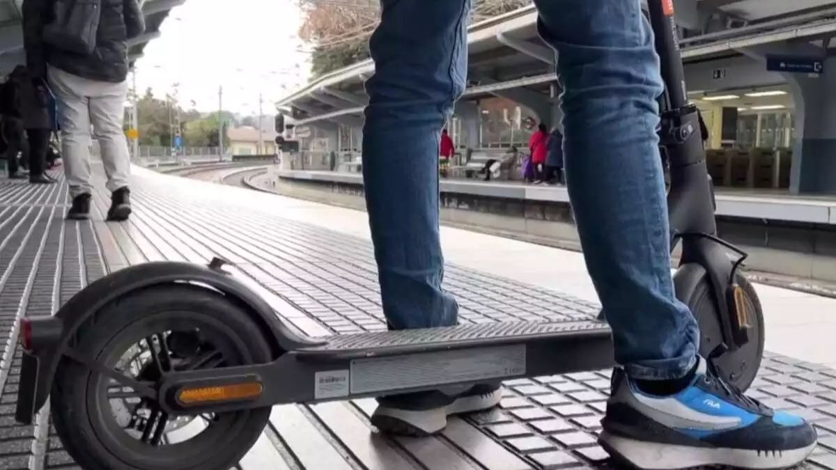 Renfe prohíbe desde hoy viajar con patinetes eléctricos en estos trenes