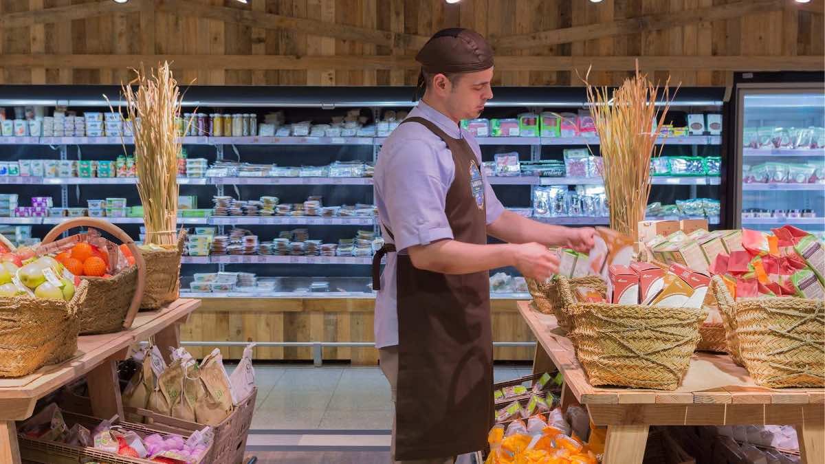 Sueldo de 1.300 euros y sin estudios: El Corte Inglés necesita contratar personal de supermercado